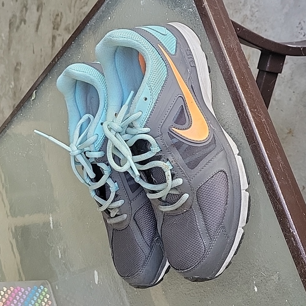 Nike Woman's 8.5 Sneaker